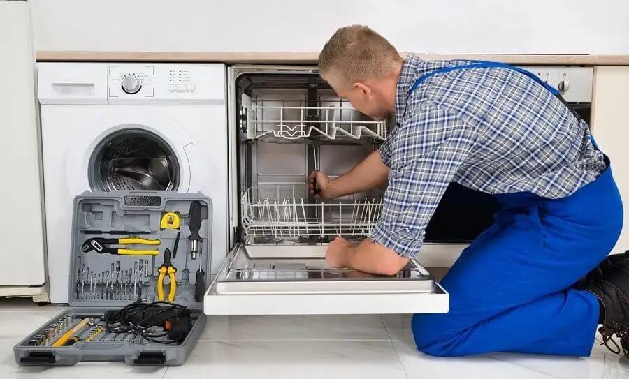Bağcılar Panasonic servisi teknisyen ekibi beyaz eşya tamiri yaparken